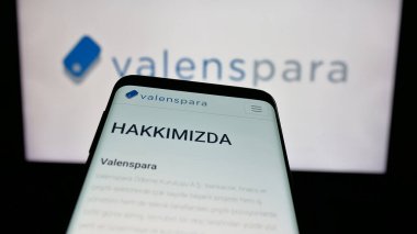 Stuttgart, Almanya - 06-08-2025: Türk şirketi ValensPara Odeme Kurulusu 'nun web sitesi ile cep telefonu logonun önünde ekranda. Telefon ekranının sol üst kısmına odaklan.