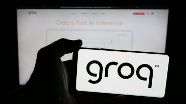 Stuttgart, Almanya - 06-08-2025: Web sayfası önünde ekranda suni istihbarat (AI) şirketi Groq Inc. Telefon ekranına odaklan.