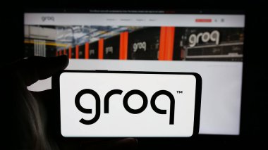 Stuttgart, Almanya - 06-08-2025: Web sayfası önünde ekranda suni istihbarat (AI) şirketi Groq Inc. Telefon ekranına odaklan.