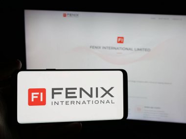 Stuttgart, Almanya - 06-08-2025: İnternet sitesi önünde Fenix International Limited (OnlyFans) logosuna sahip akıllı telefon sahibi kişi. Telefon ekranına odaklan.