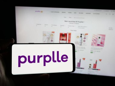 Stuttgart, Almanya - 06-09-2025: İnternet sitesi önünde ekranda e-ticaret şirketi Purplle.com 'un logosuna sahip akıllı telefon tutan kişi. Telefon ekranına odaklan.
