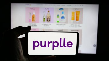 Stuttgart, Almanya - 06-09-2025: İnternet sayfası önünde e-ticaret şirketi Purplle.com 'un logosunun bulunduğu cep telefonu sahibi kişi. Telefon ekranına odaklan.