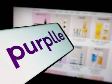 Stuttgart, Almanya - 06-09-2025: İnternet sitesi önünde e-ticaret şirketi Purplle.com 'un logosuna sahip akıllı telefon. Telefon ekranının merkez soluna odaklan.