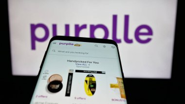 Stuttgart, Almanya - 06-09-2025: Logo önünde e-ticaret şirketi Purplle.com 'un (Purplle.com) web sitesi bulunan cep telefonu. Telefon ekranının sol üst kısmına odaklan.