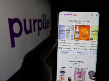 Stuttgart, Almanya - 06-09-2025: Logo önündeki ekranda e-ticaret şirketi Purplle.com 'un (Purplle.com) web sayfası olan akıllı telefon sahibi kişi. Telefon ekranının merkezine odaklan.