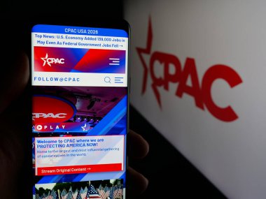 Stuttgart, Almanya - 06-09-2025: Siyasi eylem konferansı CPAC web sitesi ile cep telefonu tutan kişi logo önünde ekranda. Telefon ekranının merkezine odaklan.