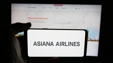 Stuttgart, Almanya - 06-09-2025: Koreli havayolu şirketi Asiana Airlines Inc. 'in logosunun bulunduğu cep telefonu web sayfası önünde ekranda. Telefon ekranına odaklan.