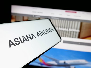 Stuttgart, Almanya - 06-09-2025: İnternet sitesinin önünde ekranda Koreli havayolu şirketi Asiana Airlines Inc. 'in logosuna sahip akıllı telefon. Telefon ekranının merkez soluna odaklan.