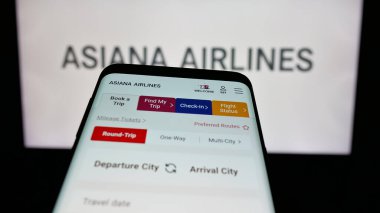 Stuttgart, Almanya - 06-09-2025: Koreli havayolu şirketi Asiana Airlines Inc. 'in web sitesiyle birlikte logo önünde ekranda. Telefon ekranının sol üst kısmına odaklan.