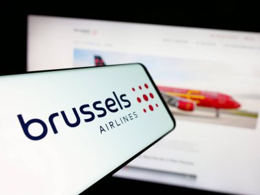 Stuttgart, Almanya - 06-09-2025: Belçikalı firma Brüksel Airlines 'ın logolu akıllı telefon web sitesinin önünde ekranda. Telefon ekranının merkezine odaklan.