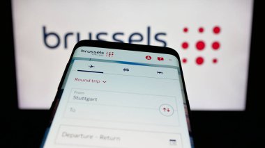 Stuttgart, Almanya - 06-09-2025: Belçikalı firma Brüksel Airlines S.A. 'nın web sitesiyle birlikte cep telefonu logonun önünde ekranda. Telefon ekranının sol üst kısmına odaklan.