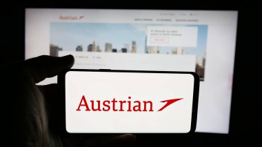 Stuttgart, Almanya - 06-09-2025: Havayolu şirketi Avusturya Havayolları AG 'nin (AUA) logosunun bulunduğu cep telefonu web sayfası önünde ekranda. Telefon ekranına odaklan.