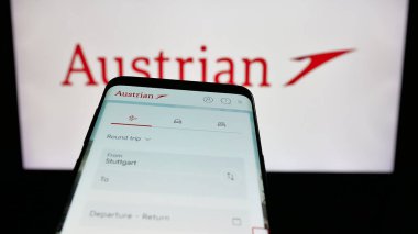 Stuttgart, Almanya - 06-09-2025: Havayolu şirketi Avusturya Havayolları AG 'nin (AUA) web sitesiyle birlikte cep telefonu logonun önünde ekranda. Telefon ekranının sol üst kısmına odaklan.