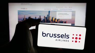 Stuttgart, Almanya - 06-09-2025: Belçikalı firma Brüksel Airlines 'ın logosunun bulunduğu cep telefonu web sayfası önünde ekranda. Telefon ekranına odaklan.
