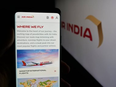 Stuttgart, Almanya - 06-09-2025: Hintli havayolu şirketi Air India Ltd. 'nin web sayfası ile akıllı telefonu olan kişi logonun önünde ekranda. Telefon ekranının merkezine odaklan.