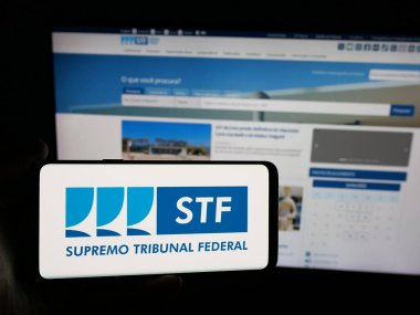 Stuttgart, Almanya - 06-09-2025: İnternet sitesi önünde Brezilya mahkemesi Yüksek Mahkeme Federal (STF) logosuna sahip akıllı telefonu elinde tutan kişi. Telefon ekranına odaklan.