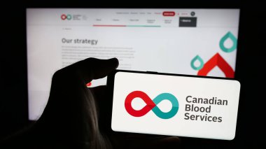 Stuttgart, Almanya - 06-09-2025: Kanada Kan Hizmetleri adlı sağlık kuruluşunun logosunun bulunduğu cep telefonu web sayfası önünde ekranda. Telefon ekranına odaklan.