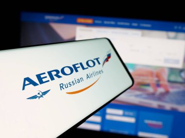 Stuttgart, Almanya - 06-09-2025: PJSC Aeroflot şirketinin logosuna sahip akıllı telefon - Rus Havayolları web sitesinin önünde ekranda. Telefon ekranının merkez soluna odaklan.
