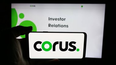 Stuttgart, Almanya - 06-09-2025: İnternet sayfası önünde, üzerinde medya şirketi Corus Entertainment Inc. 'in logosu bulunan cep telefonu sahibi kişi. Telefon ekranına odaklan.