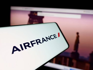 Stuttgart, Almanya - 06-11-2025: İnternet sitesinin önündeki ekranda Societe Air France S.A. havayolu şirketinin logosuna sahip akıllı telefon. Telefon ekranının merkez soluna odaklan.