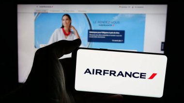 Stuttgart, Almanya - 06-11-2025: Havayolu şirketi Societe Air France S.A. 'nın logosunun bulunduğu cep telefonu web sayfası önünde ekranda. Telefon ekranına odaklan.