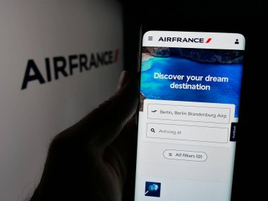 Stuttgart, Almanya - 06-11-2025: Havayolu şirketi Societe Air France S.A. 'in web sayfası ile akıllı telefonu olan kişi logonun önünde ekranda. Telefon ekranının merkezine odaklan.