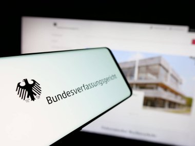 Stuttgart, Almanya - 06-11-2025: İnternet sitesi önünde Bundesverfassungsgericht (BVerfG) mahkemesinin logosuna sahip akıllı telefon. Telefon ekranının soluna odaklan.