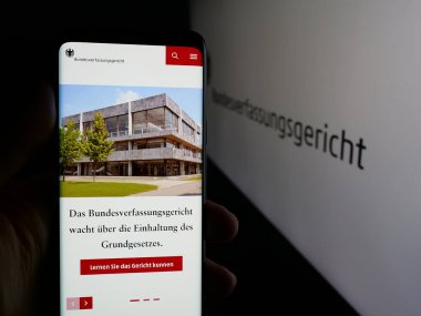 Stuttgart, Almanya - 06-11-2025: Mahkeme Bundesverfassungsgericht (BVerfG) web sitesi ile akıllı telefon sahibi kişi logo önünde ekranda. Telefon ekranının merkezine odaklan.