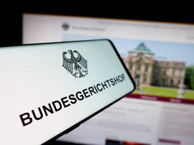 Stuttgart, Almanya - 06-11-2025: İnternet sitesi önünde Alman federal mahkemesi Bundesgerichtshof (BGH) logosu bulunan akıllı telefon. Telefon ekranının merkez soluna odaklan.