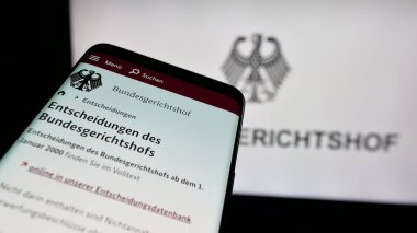 Stuttgart, Almanya - 06-11-2025: Alman federal mahkemesi Bundesgerichtshof 'un (BGH) web sitesinin bulunduğu cep telefonu logonun önünde ekranda. Telefon ekranının sol üst kısmına odaklan.