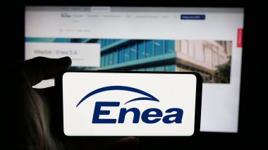 Stuttgart, Almanya - 06-11-2025: Polonyalı enerji şirketi Enea S.A. 'nın logosunun bulunduğu cep telefonu web sayfası önünde ekranda. Telefon ekranına odaklan.
