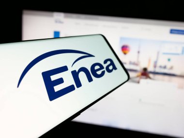 Stuttgart, Almanya - 06-11-2025: Polonya enerji şirketi Enea S.A. 'nın logolu akıllı telefon web sitesinin önünde ekranda. Telefon ekranının merkez soluna odaklan.