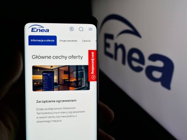Stuttgart, Almanya - 06-11-2025: Polonyalı enerji şirketi Enea S.A. 'nın web sayfası ile akıllı telefon sahibi kişi logonun önünde ekranda. Telefon ekranının merkezine odaklan.
