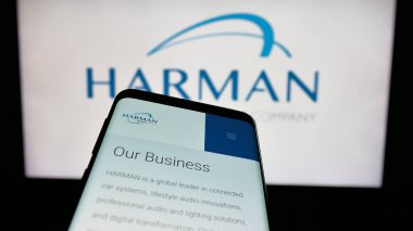 Stuttgart, Almanya - 06-11-2025: Logo önünde ekranda Harman International Industries Inc. şirketinin web sitesi ile cep telefonu. Telefon ekranının sol üst kısmına odaklan.