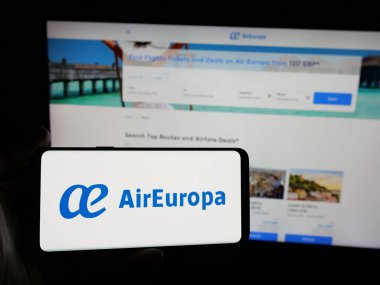 Stuttgart, Almanya - 06-11-2025: Air Europa Lineas Aereas S.A.U. Web sitesinin önünde ekranda. Telefon ekranına odaklan.