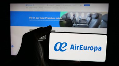 Stuttgart, Almanya - 06-11-2025: Air Europa Lineas Aereas S.A.U. Web sayfasının önünde ekranda. Telefon ekranına odaklan.