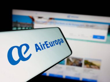 Stuttgart, Almanya - 06-11-2025: Air Europa Lineas Aereas S.A.U. Web sitesinin önünde ekranda. Telefon ekranının merkez soluna odaklan.