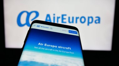 Stuttgart, Almanya - 06-11-2025: Air Europa Lineas Aereas S.A.U. Ekranda logonun önünde. Telefon ekranının sol üst kısmına odaklan.