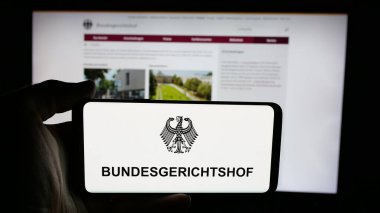 Stuttgart, Almanya - 06-11-2025: Alman federal mahkemesi Bundesgerichtshof (BGH) logosunun bulunduğu cep telefonu web sayfası önünde ekranda. Telefon ekranına odaklan.