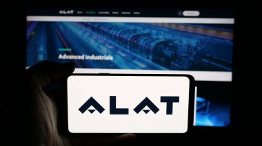 Stuttgart, Almanya - 06-12-2025: Suudi Arabistan teknoloji şirketi Alat 'ın logosunun bulunduğu cep telefonu web sayfasının önünde ekranda. Telefon ekranına odaklan.