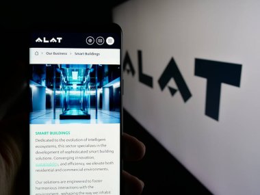 Stuttgart, Almanya - 06-12-2025: Suudi Arabistan teknoloji şirketi Alat 'ın web sayfası olan cep telefonu logosu önünde ekranda. Telefon ekranının merkezine odaklan.