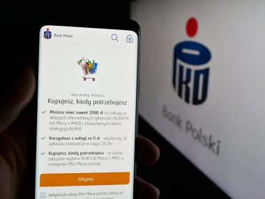 Stuttgart, Almanya - 06-12-2025: Polonyalı finans şirketi PKO Bank Polski S.A. 'nın internet sayfası olan cep telefonu logonun önünde ekranda. Telefon ekranının merkezine odaklan.