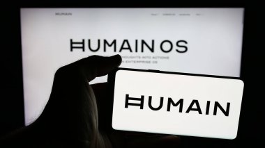 Stuttgart, Almanya - 06-12-2025: Suudi yapay zeka şirketi Humain 'in logosunun bulunduğu cep telefonu web sayfası önünde ekranda. Telefon ekranına odaklan.