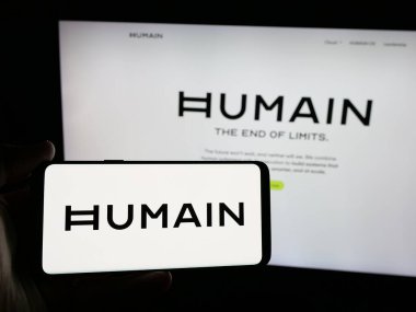 Stuttgart, Almanya - 06-12-2025: Suudi yapay zeka şirketi Humain 'in logosunu taşıyan kişi web sitesinin önünde ekranda. Telefon ekranına odaklan.