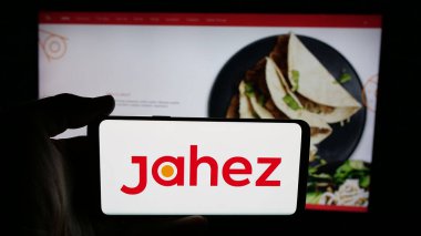 Stuttgart, Almanya - 06-13-2025: Suudi Arabistan gıda dağıtım uygulaması şirketi Jahez 'in logosunun bulunduğu cep telefonu web sayfası önünde ekranda. Telefon ekranına odaklan.