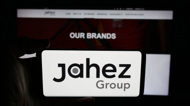 Stuttgart, Almanya - 06-13-2025: Suudi Arabistan teknoloji şirketi Jahez Group 'un logosunun bulunduğu cep telefonu web sayfası önünde ekranda. Telefon ekranına odaklan.