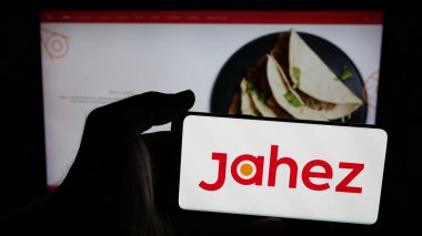 Stuttgart, Almanya - 06-13-2025: Suudi Arabistan gıda dağıtım uygulaması şirketi Jahez 'in logosunun bulunduğu cep telefonu web sayfası önünde ekranda. Telefon ekranına odaklan.