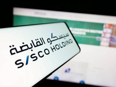 Stuttgart, Almanya - 06-14-2025: Web sitesi önünde Sürdürülen Altyapı Holding Co. (SISCO) logosuna sahip akıllı telefon. Telefon ekranının merkez soluna odaklan.