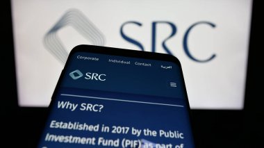 Stuttgart, Almanya - 06-14-2025: Logo önünde Suudi Gayrimenkul Koruma Şirketi 'nin (SRC) web sitesi bulunan cep telefonu. Telefon ekranının sol üst kısmına odaklan.