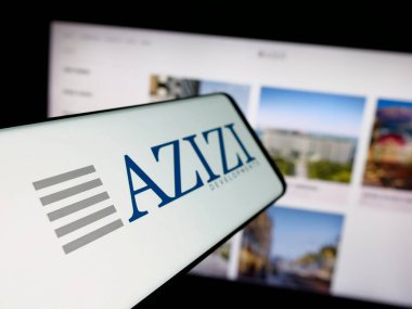 Stuttgart, Almanya - 06-18-2025: Web sitesi önünde ekranda BAE geliştirme şirketi Azizi Developments 'ın logosuna sahip akıllı telefon. Telefon ekranının merkez soluna odaklan.